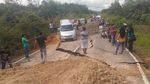 Foto: Mendadak Off-Road karena Jalan Amblas di Riau