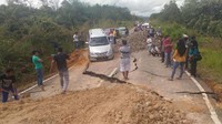 Jalan amblas sedalam 1 meter dan panjang 20 meter.