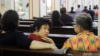 Para penyandang disabilitas ini ditemani keluarga mereka.