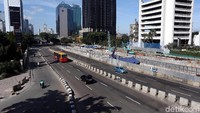 Meski hari libur, bus TransJakarta tetap beroperasi.