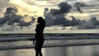Aura Kasih terlihat lagi asyik liburan di Bali lho traveler. Lewat media sosial Instagram, dara cantik asli Sunda ini berbagi foto-foto liburannya. (Instagram/Aura Kasih)