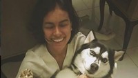 Bersama binatang peliharaannya, Eva Celia terlihat menggemaskan. Foto: Instagram Sophia Latjuba
