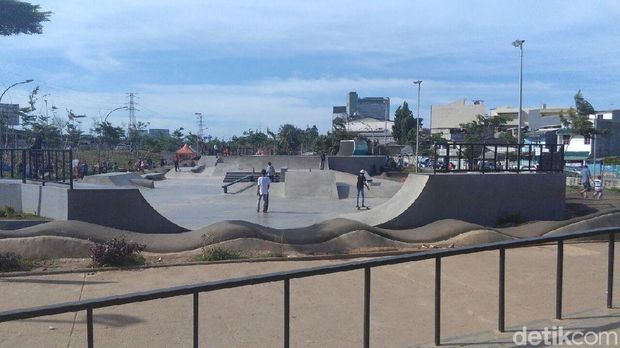 Arena skateboard di RPTRA Kalijodo.