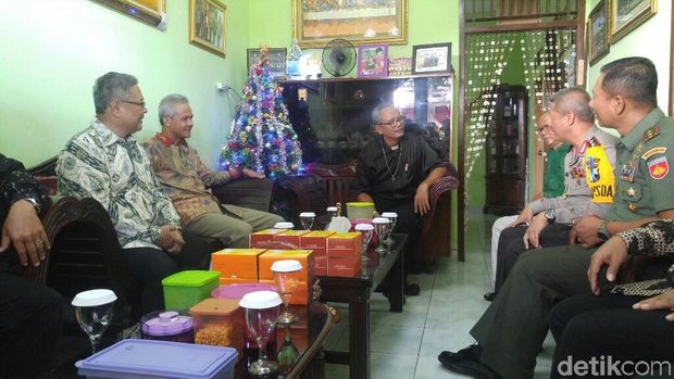 Kesibukan Natal di Kelurahan Bangetayu Wetan, Kota Semarang.
