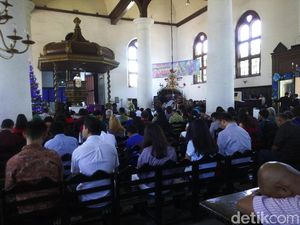Ibadah Natal di Gereja Sion Berlangsung Khusyuk