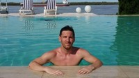 Gaya bersantai Messi yang sedang berenang dengan panorama lautan di depannya. Foto ini diambil beberapa tahun lalu, sebelum tangannya ditato (Instagram/@leomessi)