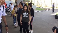 Dwina keluar lebih dulu dari dalam pintu rutan KPK, Jalan Kuningan Persada, Jakarta Selatan, Senin (25/12/2017) pukul 13.02 WIB. (Foto: Nur Indah Fatmawati/detikcom)
