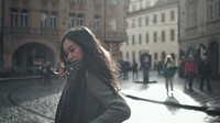 Beberapa bulan sebelumnya, Aura Kasih juga memamerkan fotonya saat liburan keliling beberapa negara di Eropa. Ini saat mantan kekasih Glenn Fredly berpose cantik di Charles Bridge, Praha, Republik Ceko. (Instagram/Aura Kasih)