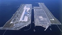 Terletak di sebuah pulau di tengah Teluk Osaka, Bandara Internasional Kansai diprediksi tenggelam sedalam 5,7 meter. Hingga saat ini pulau tersebut telah tenggelam sedalam 8,2 meter. Hii! myscienceacademy.org/Istimewa.