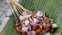 Kalau yang ini bisa Anda kunjungi setiap hari Minggu di Depan Gereja Kristen Jawa, Bandung. Buka sejak pukul 7 pagi, sate bakulan Mbah Sutris ini sangat ramai. Sate sapi dan ayam diberi bumbu kacang, irisan bawang merah dan sambal. Selain di situ, Anda juga bisa menikmati setiap hari di Jalan Aceh No. 26, sebelah BMC. Foto: Detikfood