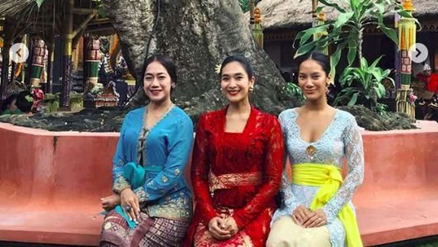 Ayu Tenan Tara Basro dengan Kebaya  Bali 