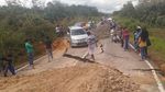 Foto: Mendadak Off-Road karena Jalan Amblas di Riau