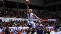 Pemain Saria Muda, Bridgewaters Kevin Kardell, (kiri) tampil cemerlang untuk Satria Muda dengan mencetak 21 poin, tapi tak berhasil memenangkan timnya atas Pelita Jaya. (dok. IBL)