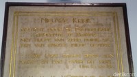 Tidak hanya itu, Alkitab pemberian Ratu Belanda yang dicetak pada 1855 tetap berada di samping altar yang kini digunakan sebagai tempat ibadah jemaat Gereja Protestan di Indonesia Bagian Barat (GPIB). (Foto: Muhammad Taufiqurrahman/detikcom)