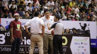Sports Manager Pelita Jaya, Fictor Gideon Roring emosial di kuarter ketiga sampai mendapatkan hukuman dari wasit. (dok. IBL)