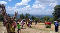 Hari Senin (25/12) ini saja, sampai siang hari jumlah pengunjungnya mencapai 5.000 orang. Mereka berasal dari berbagai daerah. (Ristu Hanafi/detikTravel)