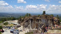 Padatnya Tebing Breksi jadi berkah tersendiri. Traveler yang mau ke sini jangan ketinggalan lho. Mumpung masih libur, ya kan? (Ristu Hanafi/detikTravel)