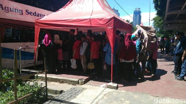 Antrean penumpang menuju Kalijodo.