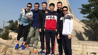 Sama seperti Hendra, Kevin Sanjaya juga melewati Natal di negeri orang. Pebulutangkis ganda putra nomor satu dunia itu tengah mengikuti laga ekshibisi Mazu Cup di China. Ini adalah foto Kevin bersama sejumlah pebulutangkis. Foto: Instagram @kevin_sanjaya