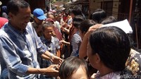 Adapun dalam pelaksanaan, terlebih dahulu Ketua RT menyampaikan ucapan Selamat Natal bagi warga Kristiani. Kemudian, warga Kristiani berjajar di sepanjang jalan dan Umat Muslim menyampaikan ucapan Selamat Natal dengan berjabat tangan. (Foto: Eko Susanto/detikcom)