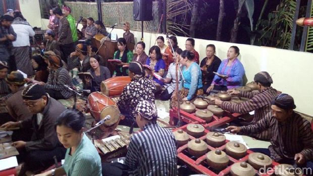 Iringan musik menggunakan gamelan