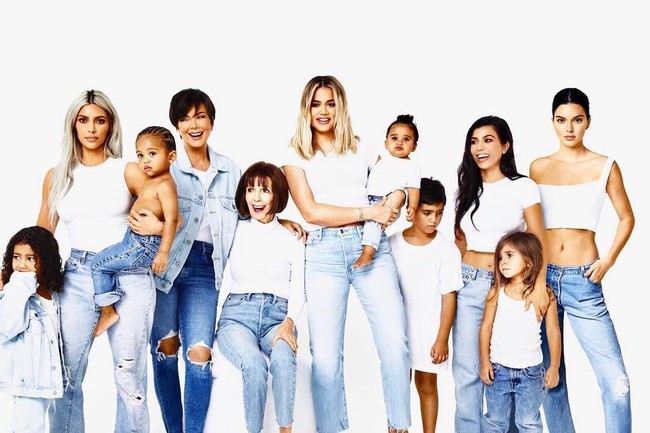 Satu hal yang jadi perhatian netizen, tidak terlihat Kylie Jenner di seri foto Natal dan Tahun Baru yang berjumlah 24 postingan itu. Foto: Instagram/kimkardashian