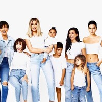 Satu hal yang jadi perhatian netizen, tidak terlihat Kylie Jenner di seri foto Natal dan Tahun Baru yang berjumlah 24 postingan itu. Foto: Instagram/kimkardashian