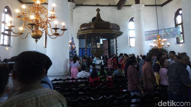 Ruang ibadah di Gereja Sion.