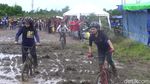 Foto: Seru! Balap Sepeda Menerjang Lumpur di Pangkalpinang