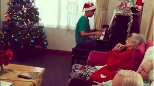 Ketika Natal Dirayakan Bersama Para Lansia di Panti Jompo, So Sweet...