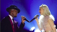 Gwen Stefani tampil duet dengan NeYo. Foto: Instagram Gwen Stefani