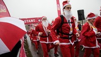 Meski berkostum santa lengkap, plus aksesorisnya. Tetapi mereka tetap serius mengikuti perlombaan ini. (Jack Taylor/Getty Images)