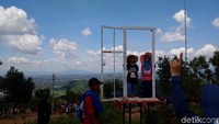 Traveler yang berwisata ke Tebing Breksi, bisa berfoto-foto dengan latar yang unik. Seperti contohnya, pintu kemana saja Doraemon ini. (Ristu Hanafi/detikTravel)