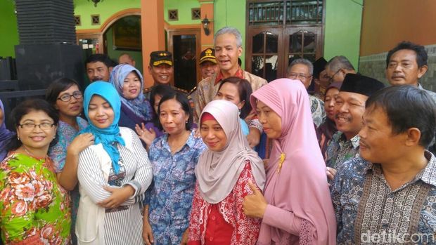 Kesibukan Natal di Kelurahan Bangetayu Wetan, Kota Semarang.