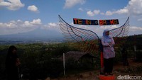 Atau traveler bisa juga berfoto ala-ala punya sayap seperti ini. Kreativitas membuat Tebing Breksi hidup dan akhirnya diganjar sebagai Juara 1 Anugerah Pesona Indonesia kategori Objek Wisata Baru Terpopuler Kementerian Pariwisata 2017. (Ristu Hanafi/detikTravel)