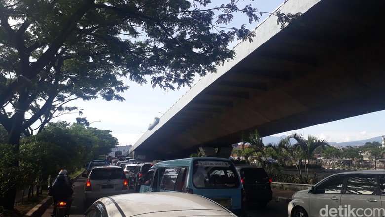 Arus Balik Libur Natal, Roda Empat Antre Masuk Tol Pasteur Arus Balik Libur Natal, Roda Empat Antre Masuk Tol Pasteur