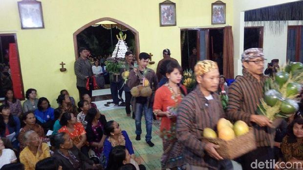 Aneka persembahan berupa buah-buahan