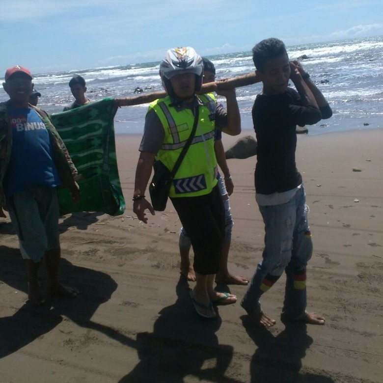 4 Pemancing Tergulung Ombak Pantai di Garut 1 Orang Tewas