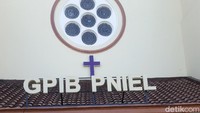 Acara ibadah di gereja yang juga memiliki nama Gereja Pniel ini dimulai sekitar pukul 09.00 WIB, Senin (25/12/2017).  (Foto: Muhammad Taufiqurrahman/detikcom)