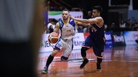 Pertadningan antara Pelita Jaya dan Satrai Mdua bergulir sengit. Bridgewaters Kevin Kardell dari Satria Muda dijaga ketat oleh Respati Pamungkas (kiri). 