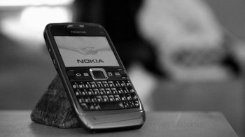 Nokia E71 diperkenalkan pada Mei 2008 dalam seri E, yaitu ponsel bisnis Nokia. Nokia kala itu masih jaya namun ada tantangan hebat dari BlackBerry sehingga ponsel ini jadi salah satu andalan untuk melawan. Foto: Istimewa