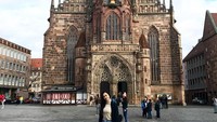 Perjalanan Aura Kasih di Eropa, dimulai dari negara Jerman. Di Jerman, Aura Kasih terlihat berpose di depan katedral tua yang sangat antik. (Instagram/Aura Kasih)