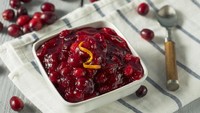 Saus cranberry kaya dengan antioksidan sehingga dapat membantu Anda menjaga kesehatan hati. Cranberry baik untuk hati karena mengandung antioksidan tinggi, khususnya proanthocyanidins yang diketahui dapat memadamkan radikal bebas dan memperkuat antioksidan lainnya, kata terapis nutrisi Shani Kekati. Foto: Thinkstock