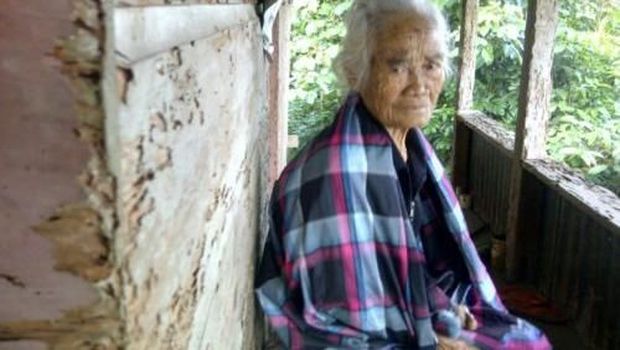 Air Mata Nenek Tangsi yang Rayakan Natal Hanya Ditemani Anjingnya