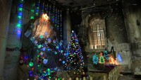Pohon natal yang disiapkan dalam rangka menyambut jemaat yang akan melaksanakan ibadah natal (Foto: Dok. REUTERS/Ari Jalal)