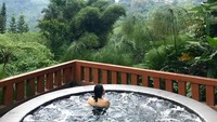 Sepertinya, Aura Kasih memang hobi berenang. Dia betah juga berendam lama-lama di dalam kolam Jacuzzi. Kali ini, lokasi liburannya berada di daerah Lembang, Jawa Barat. (Instagram/Aura Kasih)