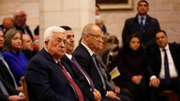 Presiden Palestina Mahmoud Abbas menghadiri misa tengah malam di slaah satu gereja di Tepi Barat (Foto: Dok. REUTERS/Mussa Qawasma)
