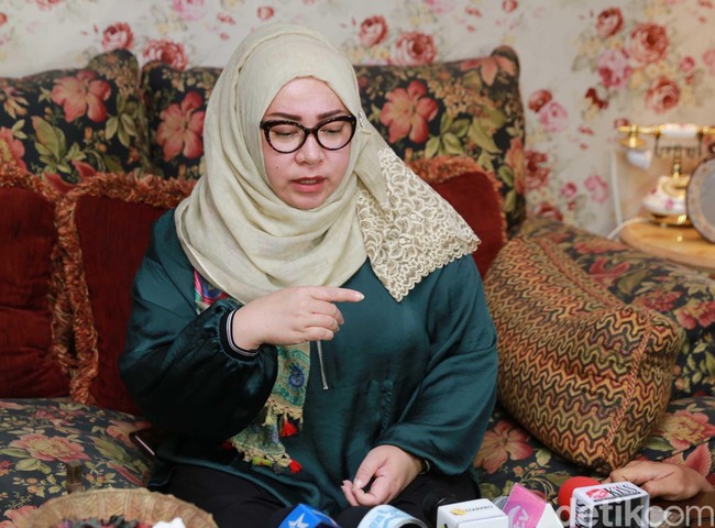 Pada 2018, Melly Goeslaw mulai melakukan diet. Namun perubahan tubuhnya belum tampak nyata. Foto: Ismail