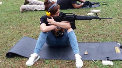 Dor! Seksinya Baby Margaretha Menjajal Olahraga Menembak