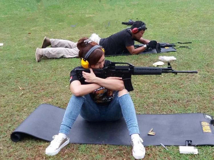 Dor! Seksinya Baby Margaretha Menjajal Olahraga Menembak